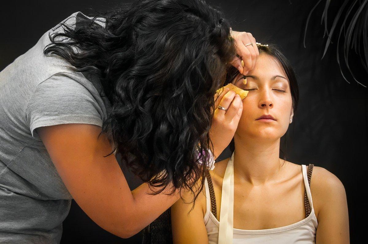 La mariée se fait maquiller les yeux