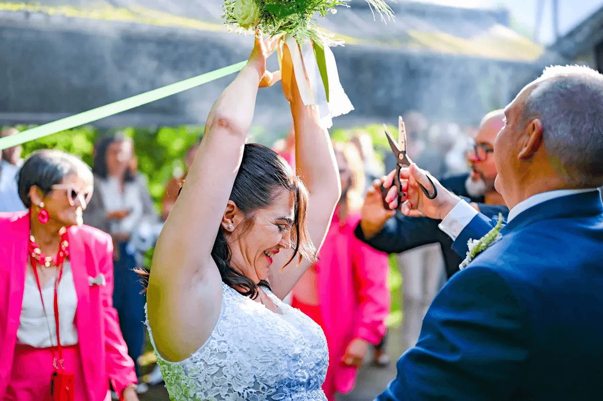 La mariée tenant son bouquet pendant la cérémonie