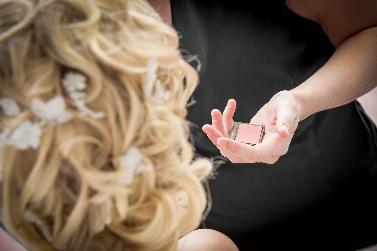 La préparation de la mariée avec application de maquillage