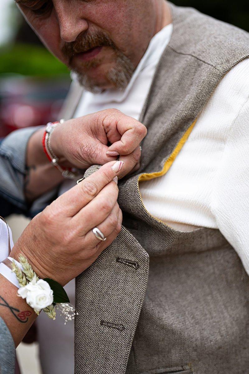Homme ajustant son costume de mariage