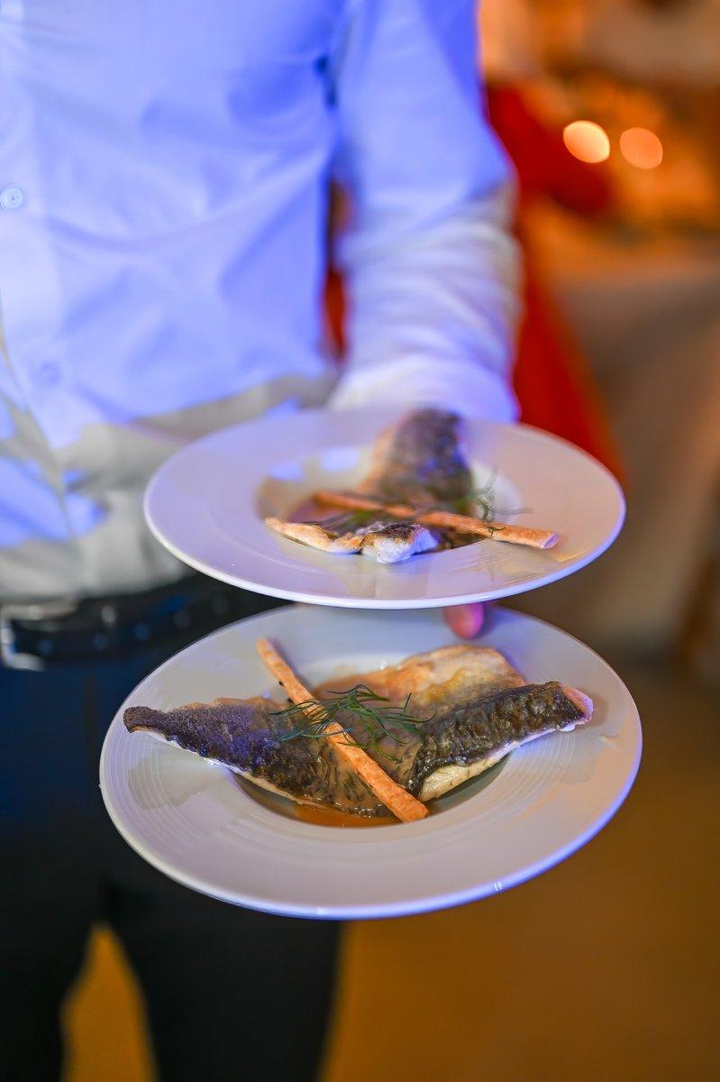 Assiette de mariage portée par un serveur
