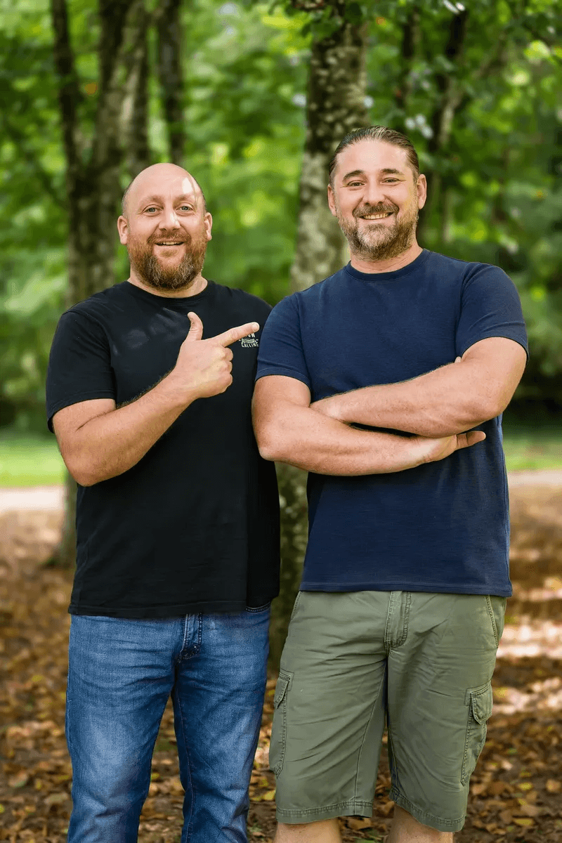Beaux-frères dans une forêt pour un moment de complicité