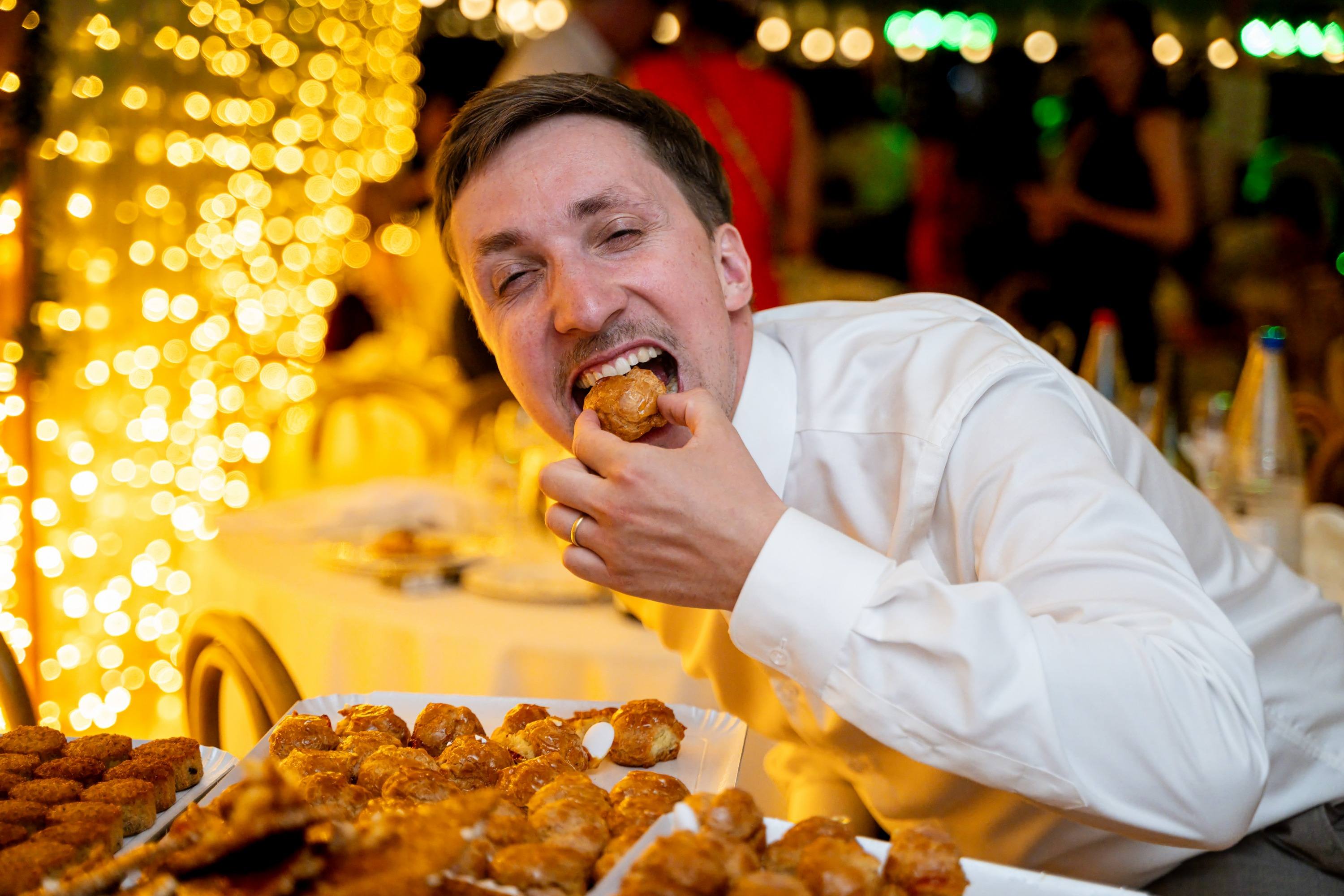 Un invité se sert au buffet pendant la soirée de mariage
