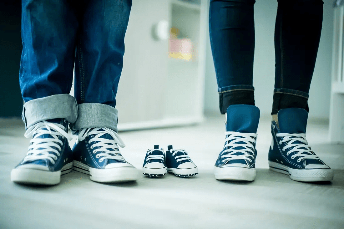 Chaussures de famille avec petites chaussures bébé