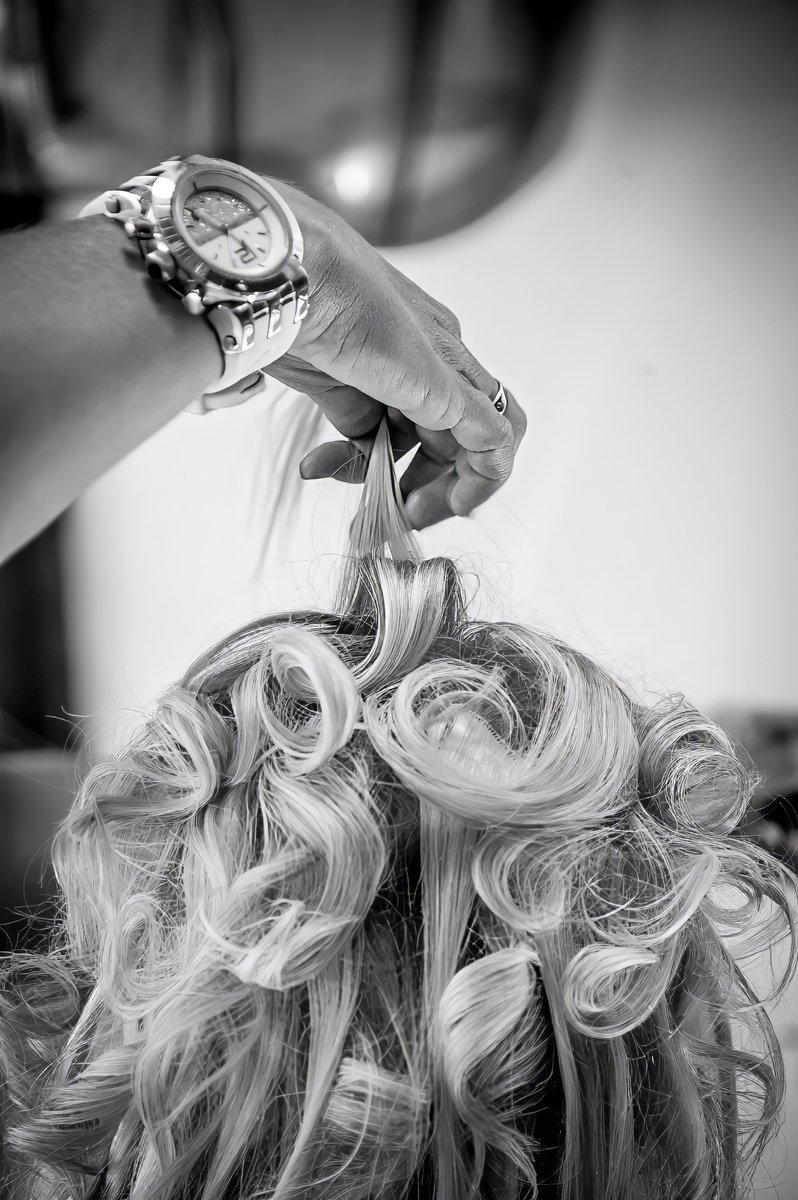 Coiffeuse tenant une mèche de cheveux