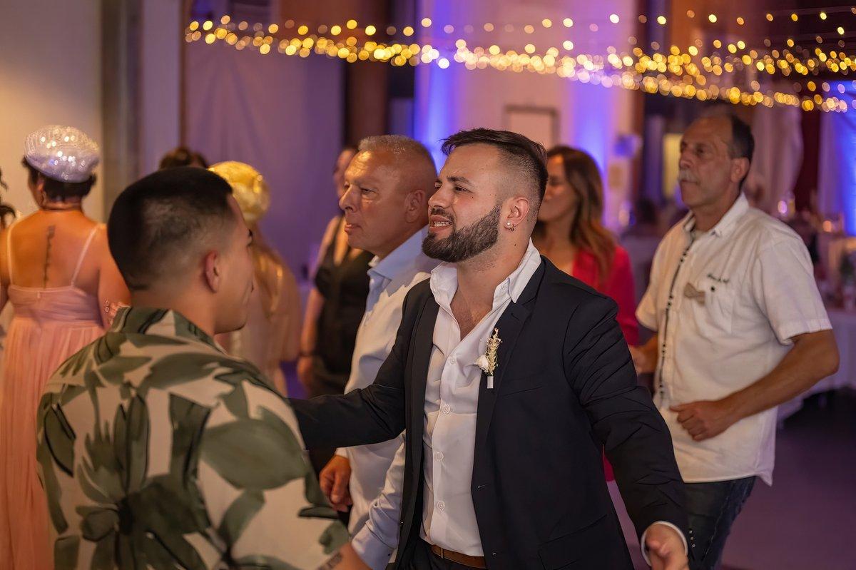 Danse émotive sous des lumières douces lors de la soirée