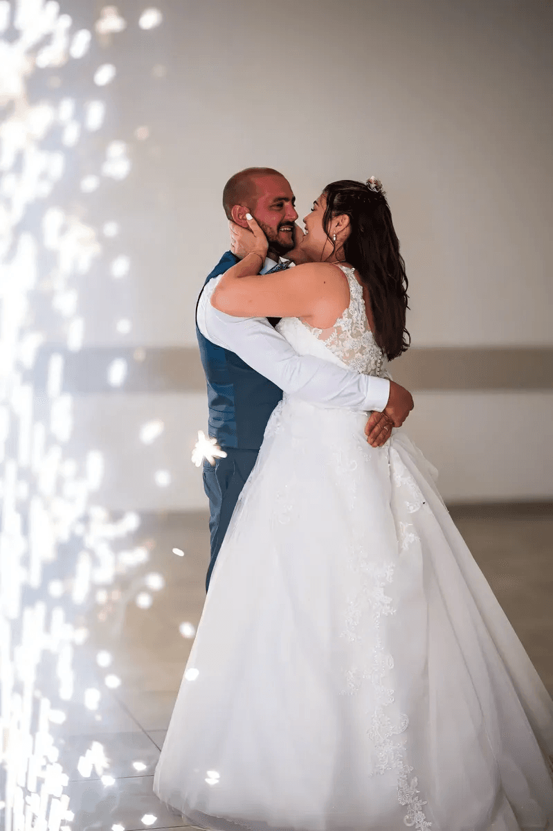 Mariés dansant avec jet de feu en soirée