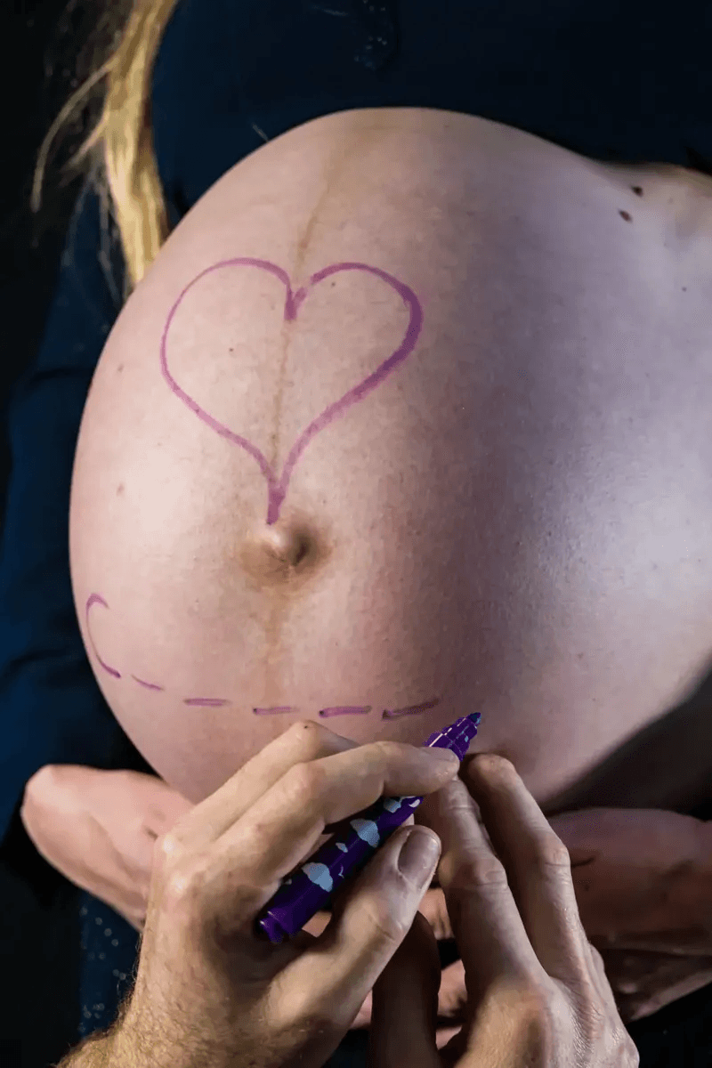 Grossesse – cœur sur le ventre