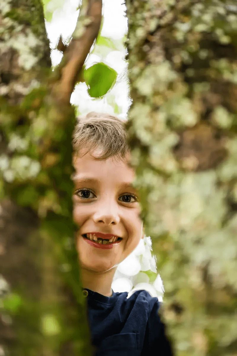 Enfant souriant dans la nature