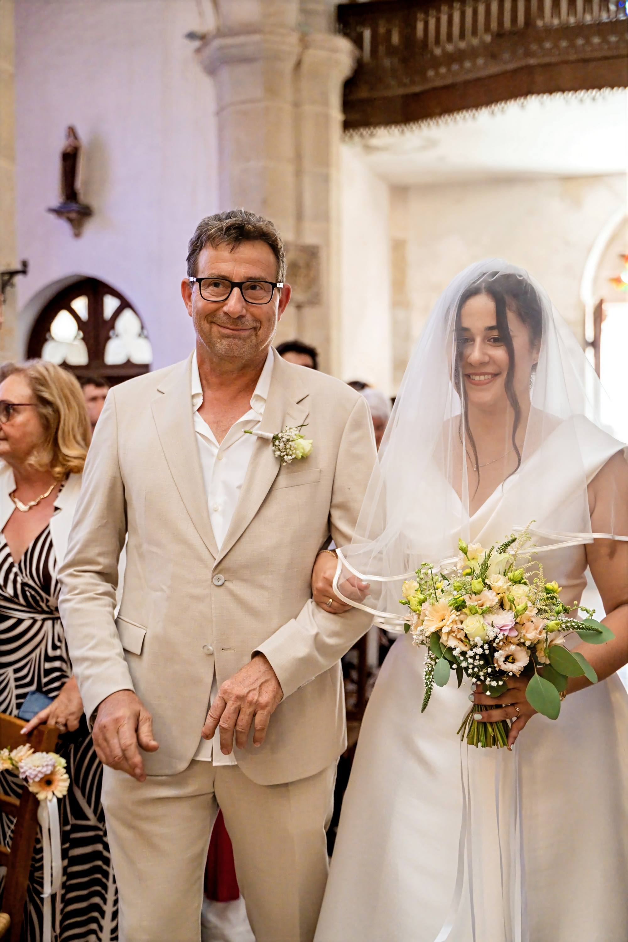 Entrée de la mariée à l'église au bras de son père