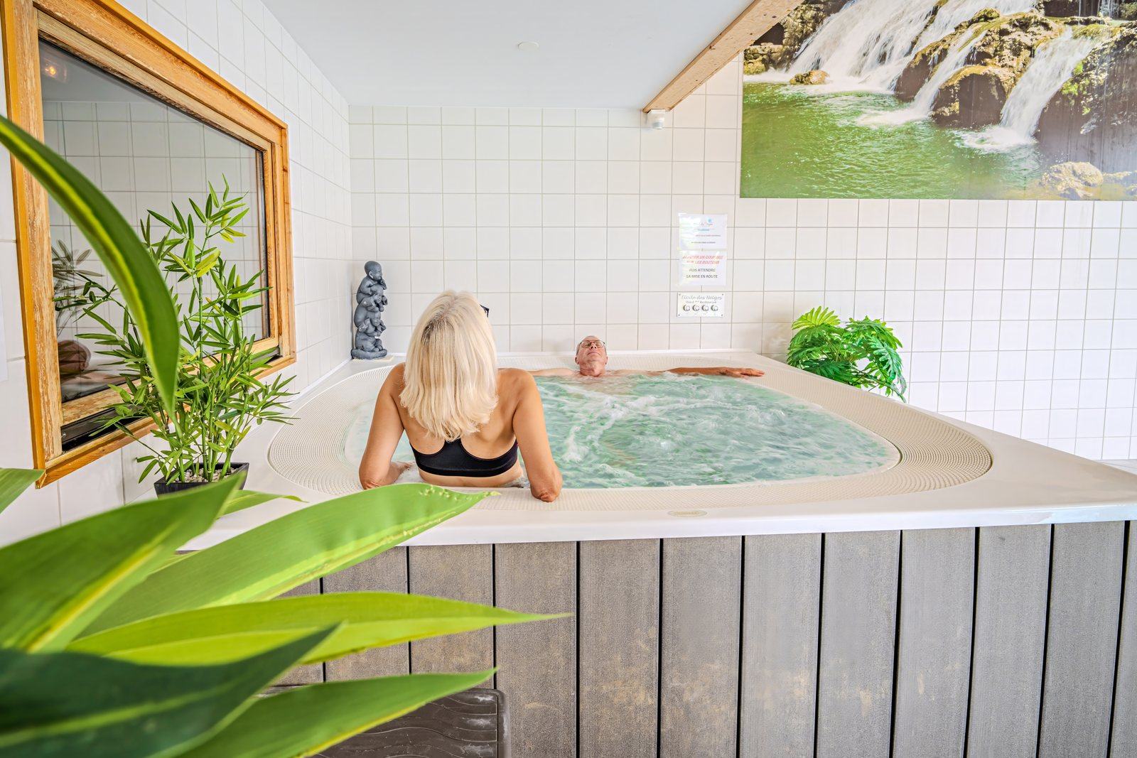 Espace détente du spa avec bain bouillonnant — Métabief