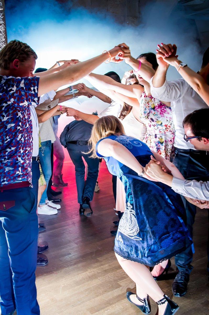 Animation DJ avec les invités lors de la soirée de mariage