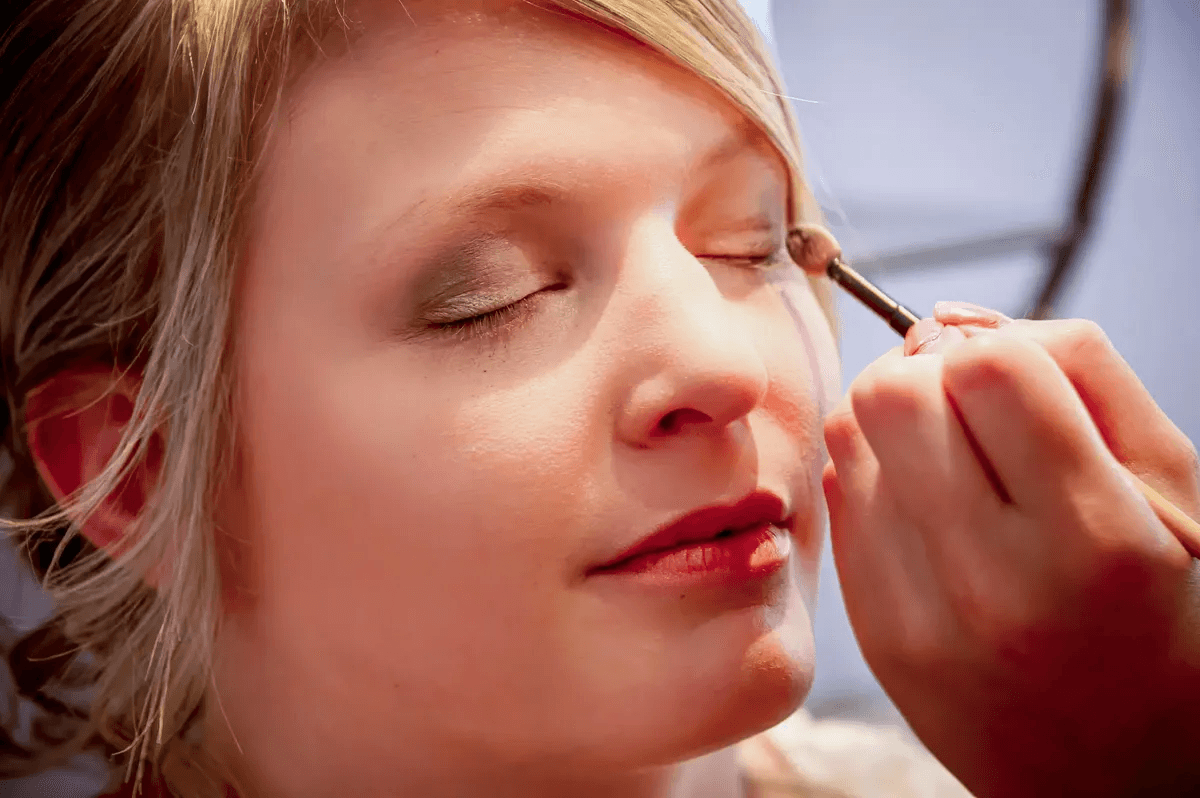 Maquillage de la mariée – application de fard à paupières