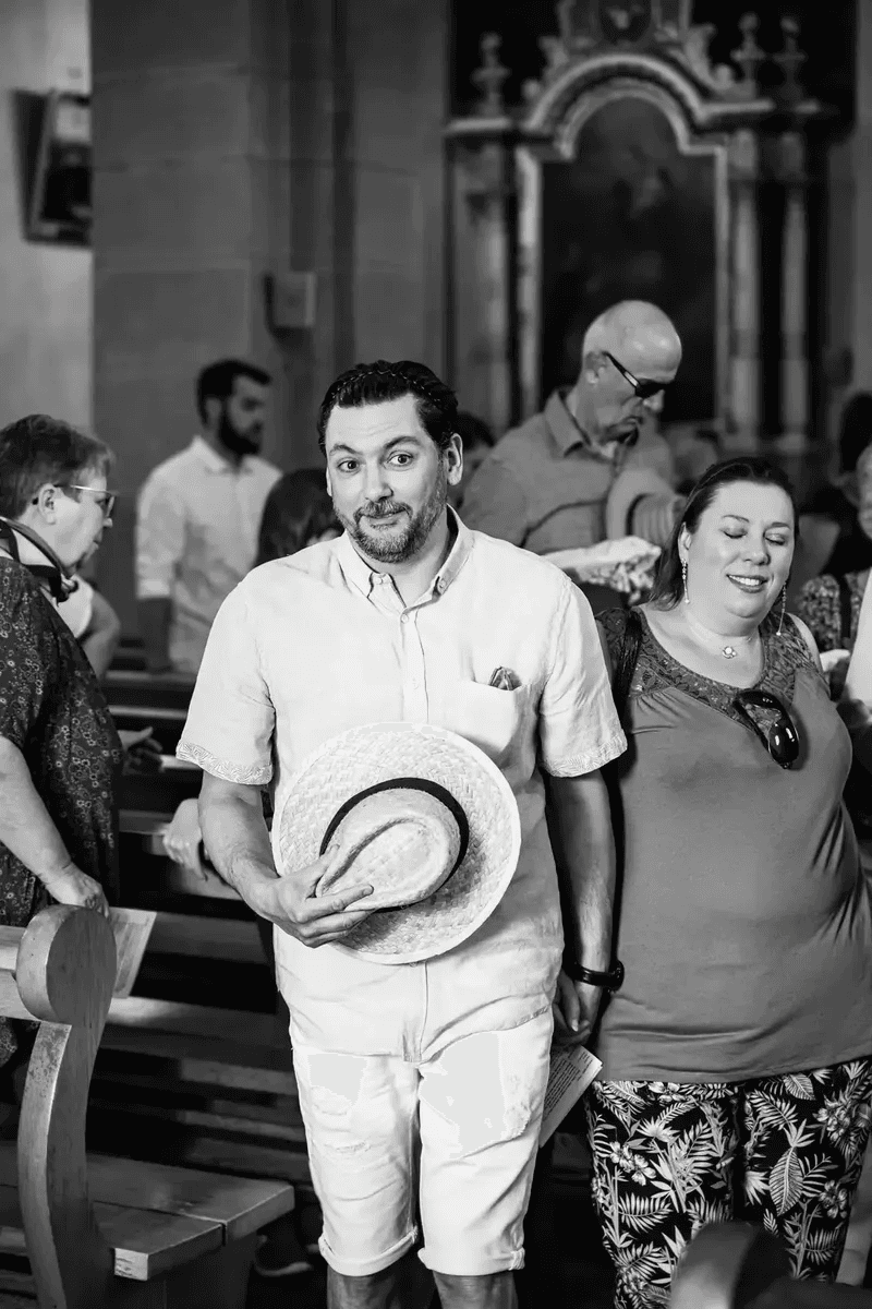 Invités participant à la cérémonie du baptême dans l'église – reportage photographe