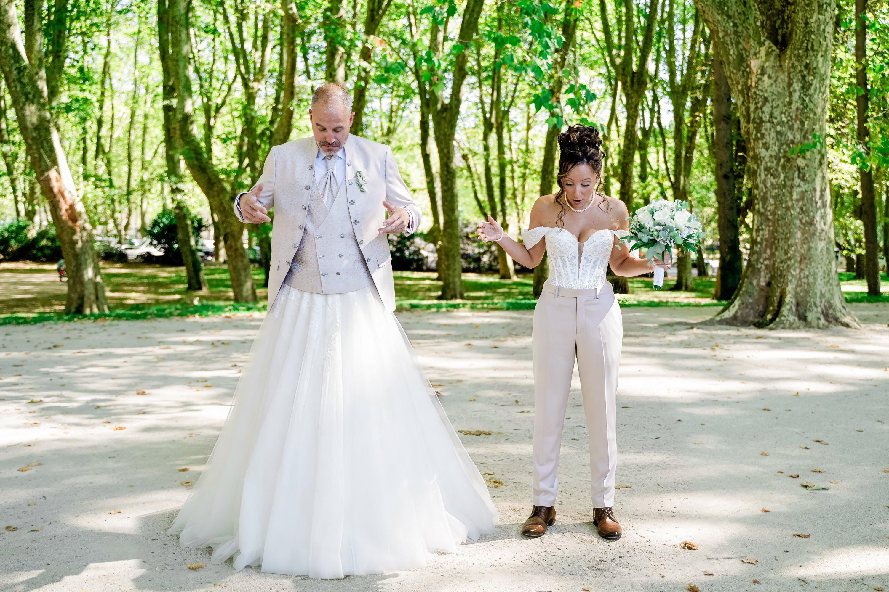 Les mariés échangent leurs tenues avec humour dans le parc