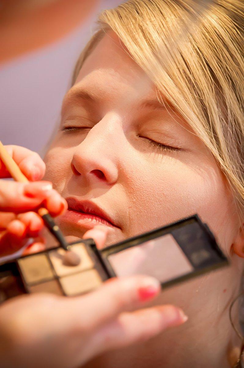 Maquillage des lèvres de la mariée avec une palette