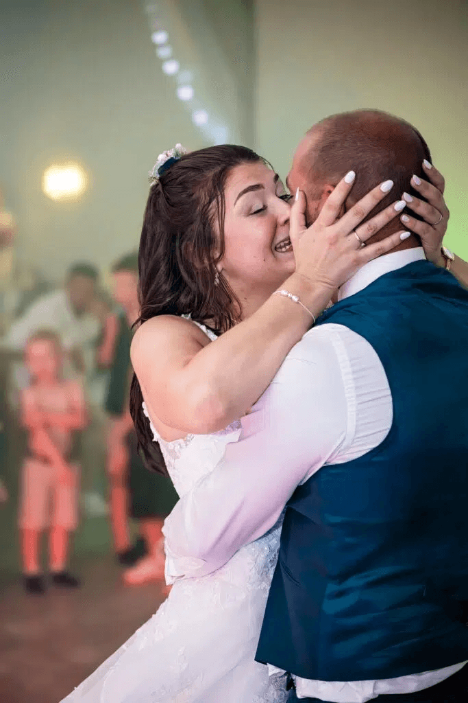 Mariés s'embrassant tendrement en soirée – reportage mariage