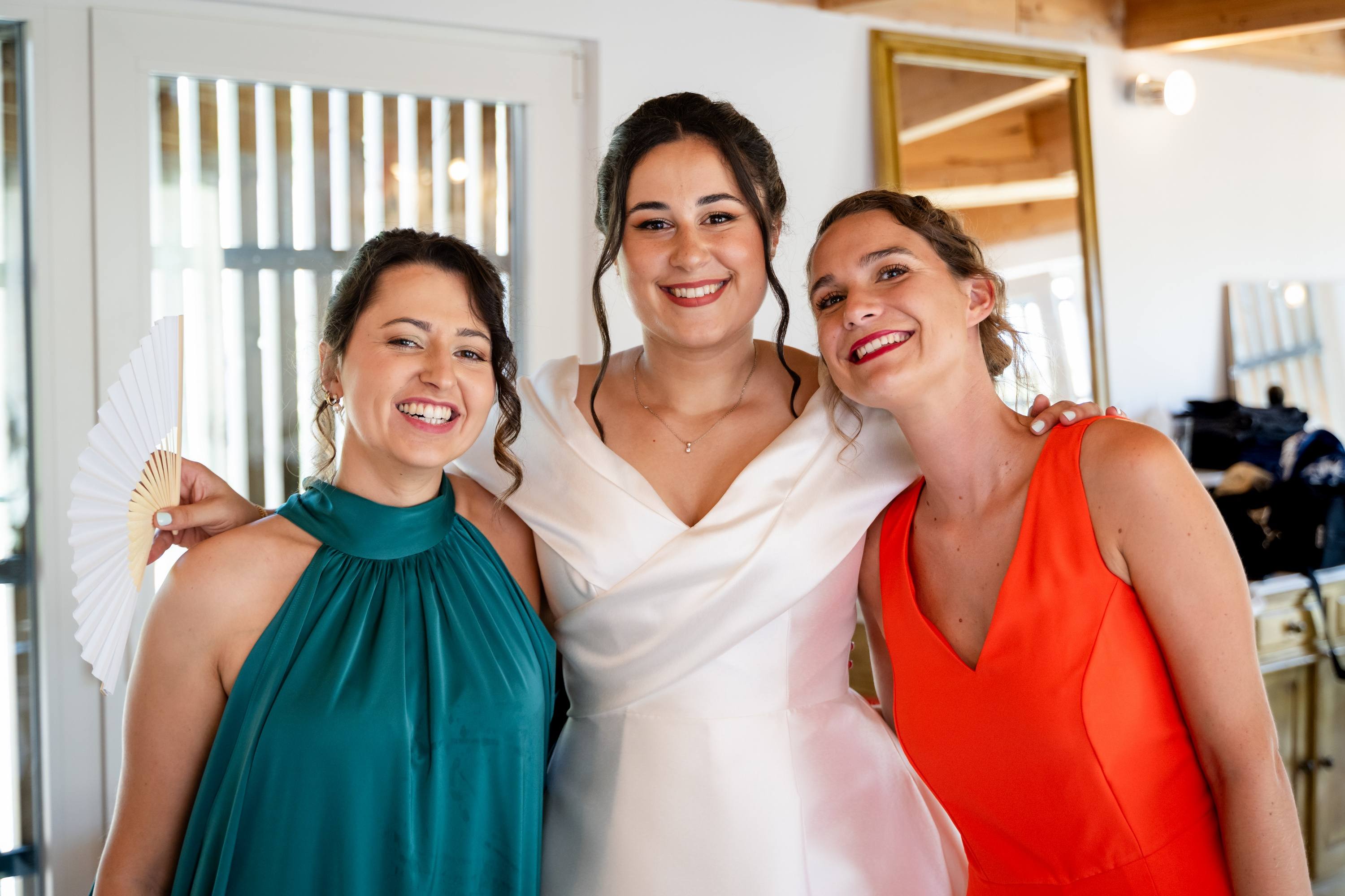 La mariée entourée de ses deux témoins, portrait complice