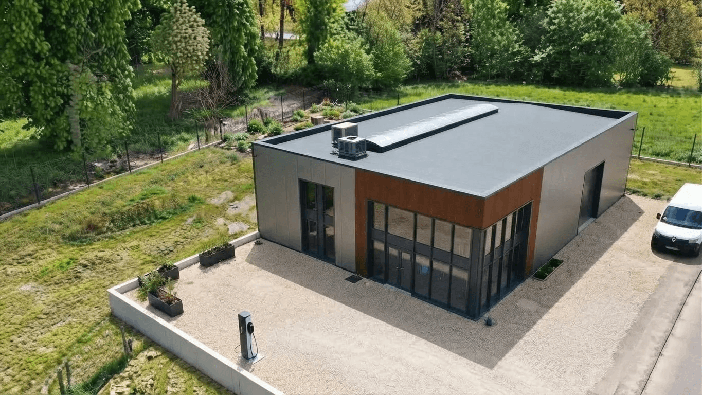 Bâtiment d’entreprise avec borne de recharge vu par drone