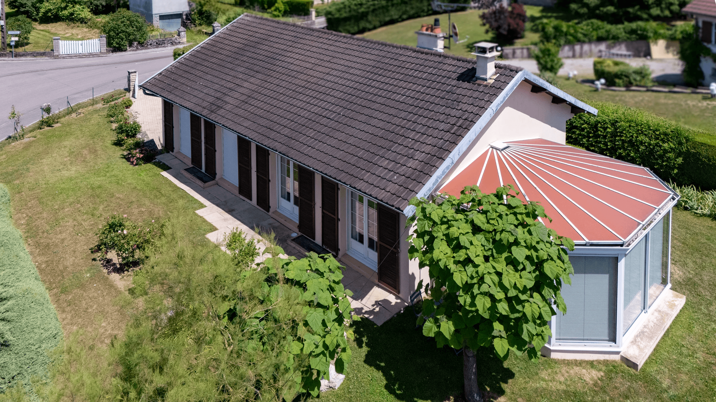 Pavillon avec véranda et jardin vu par drone
