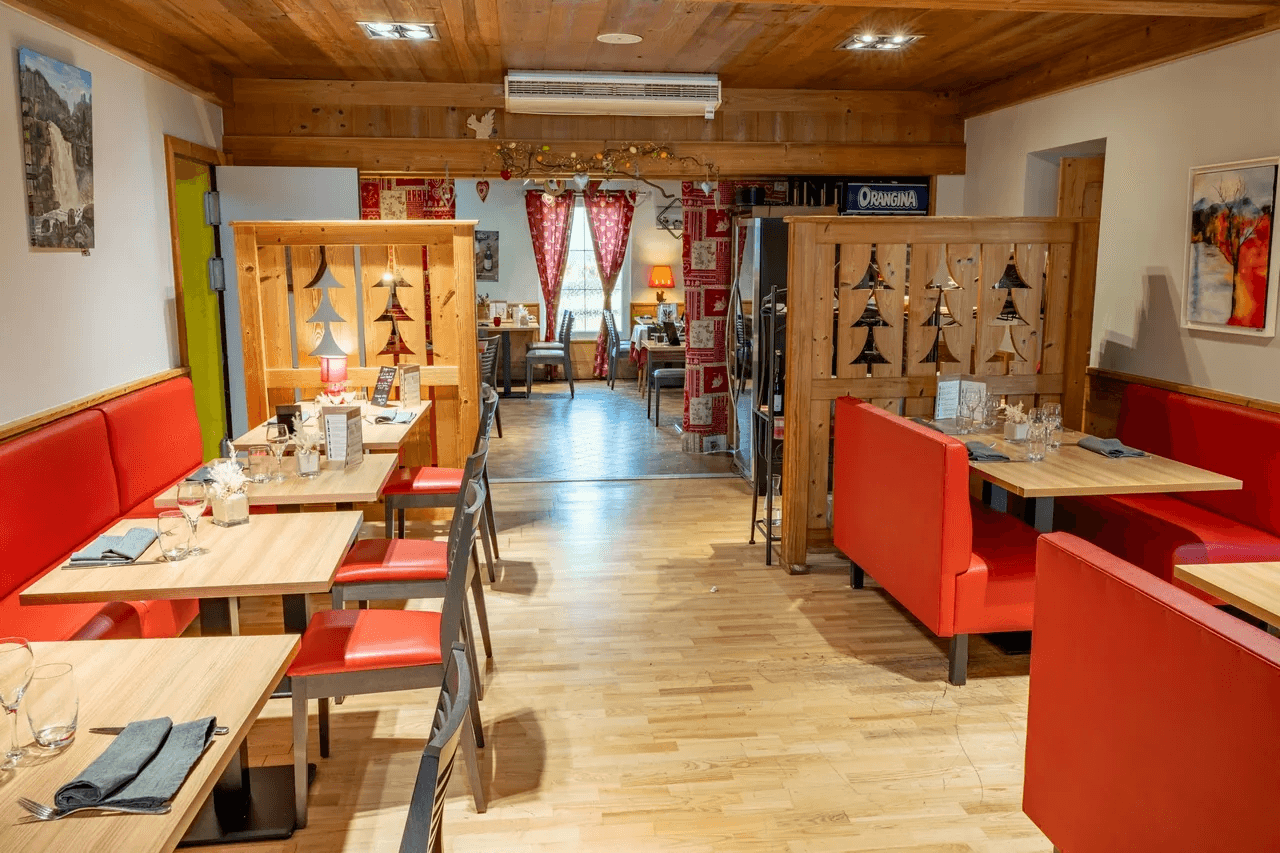 Salle de restaurant avec banquettes — photo pour commerce ou établissement