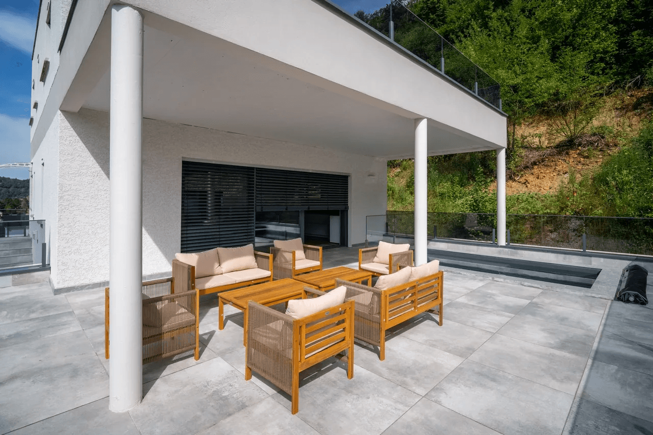 Terrasse couverte avec salon de jardin et piscine — photo immobilière extérieure