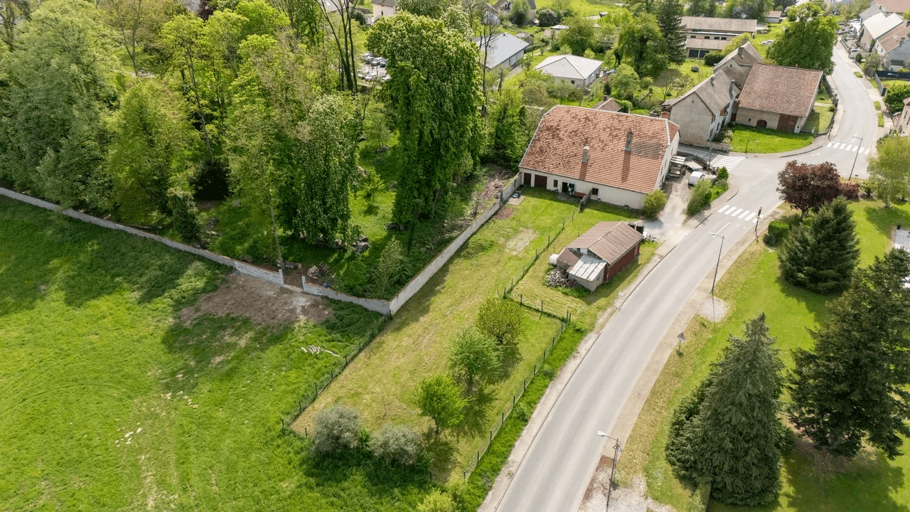 Vue aérienne par drone d’une maison et de son terrain