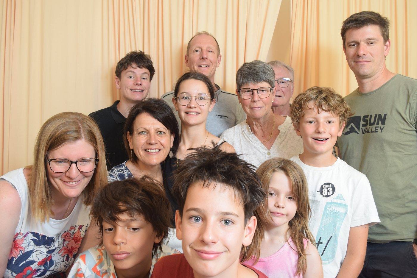 Photo de famille au photobooth devant un fond personnalisé lors d'un anniversaire de 50 ans