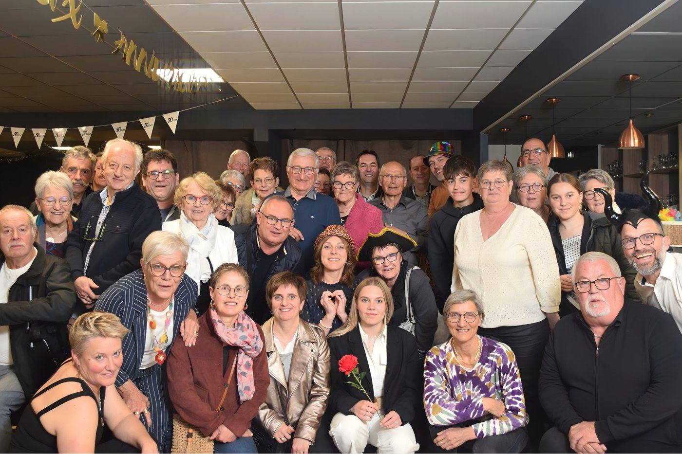 Photo de groupe de tous les invités en salle lors d'un anniversaire animé par le photobooth