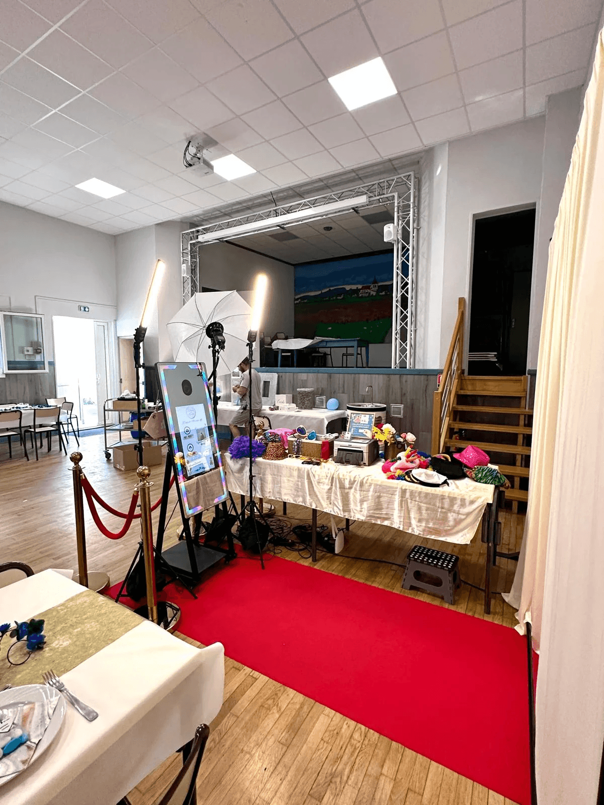 Photobooth Miroir installé pour un mariage dans le Doubs, tapis rouge et potelets dorés