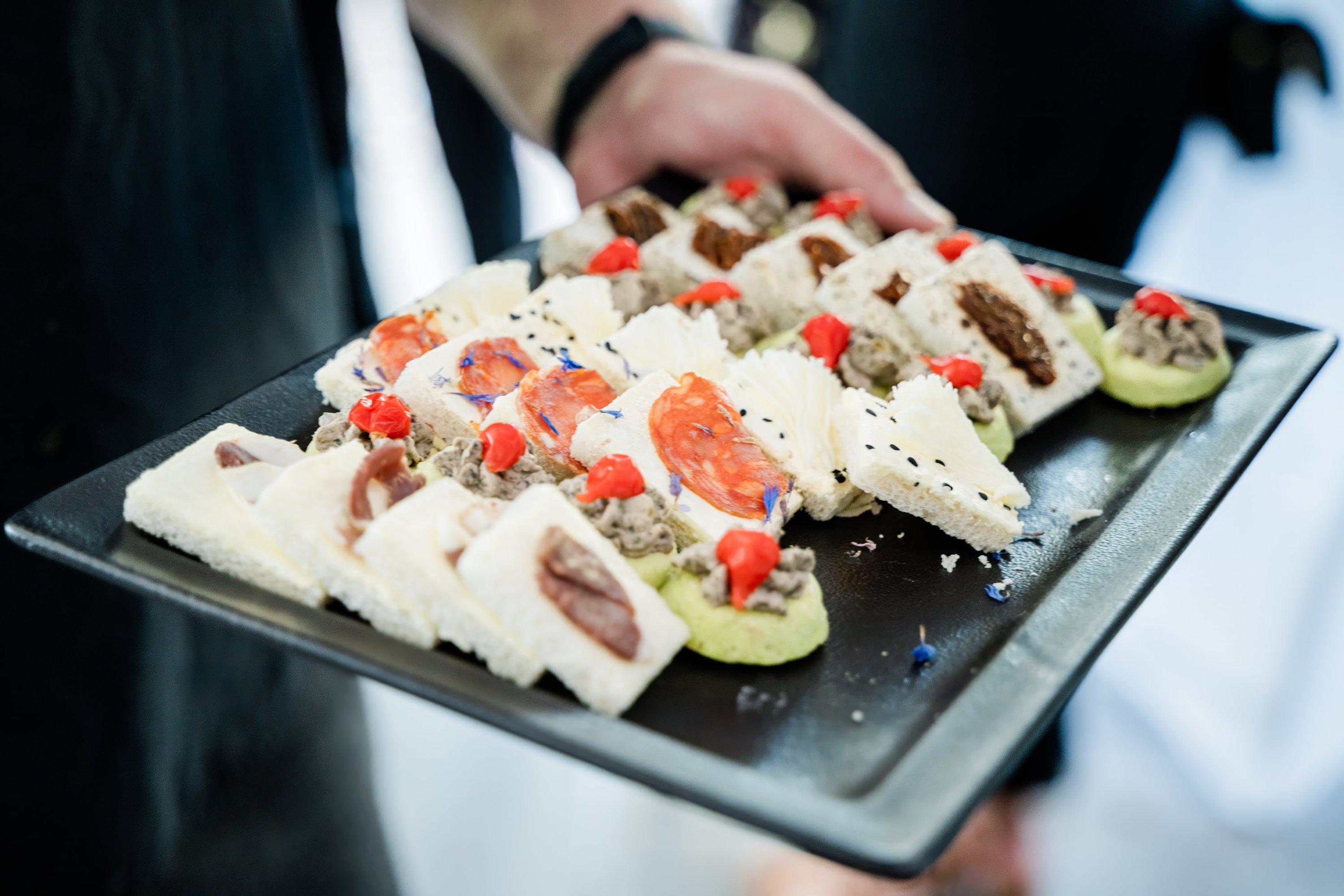 Plateau de canapés servi au vin d'honneur