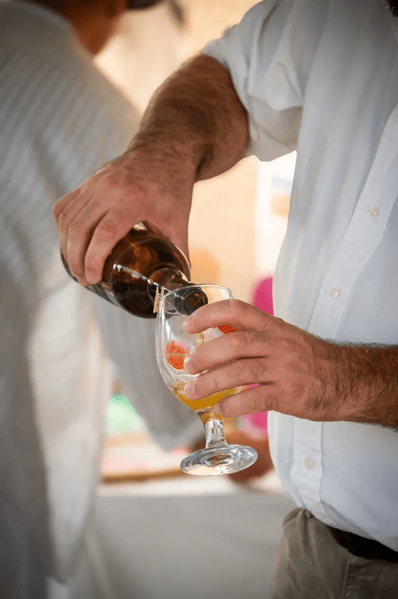 Un homme verse une boisson lors d'un anniversaire