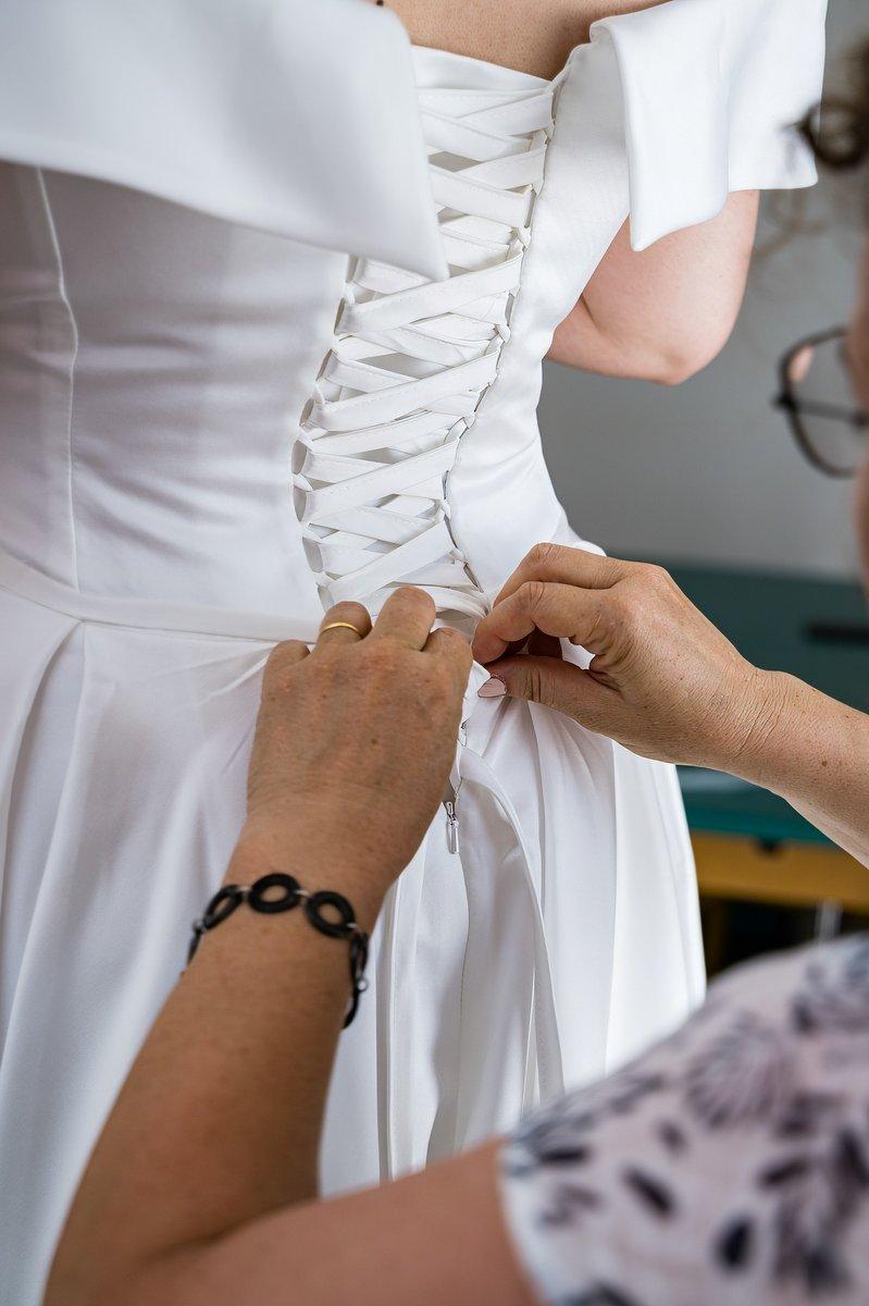 Ajustement du corset de la robe de mariée blanche