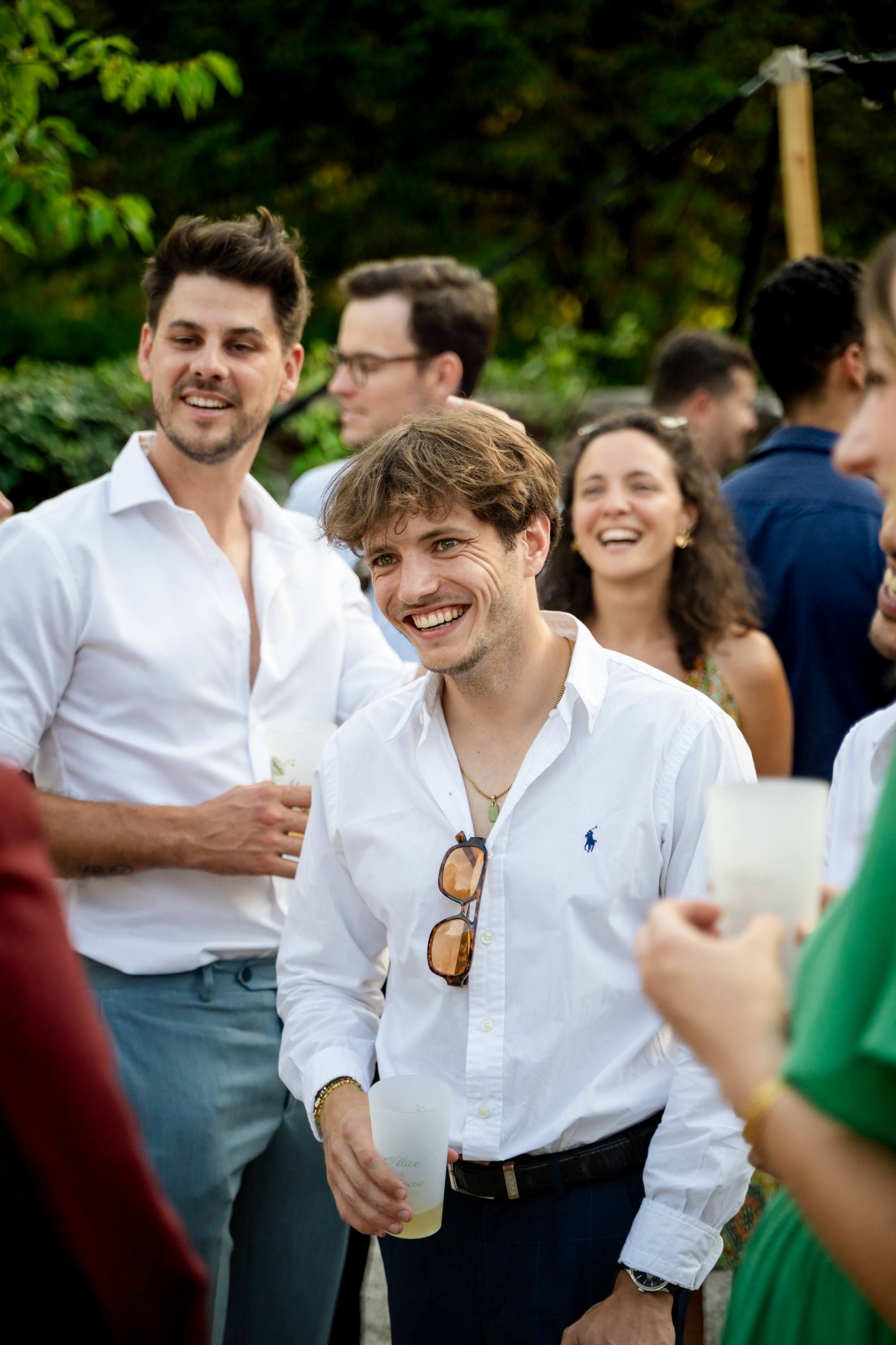 Invités réunis dans le jardin pendant le vin d'honneur