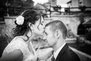 La mariée dépose un baiser sur le front du marié Mariée embrassant le front du marié