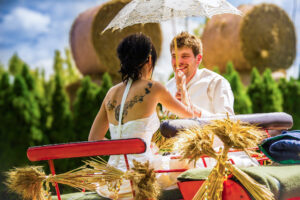 La mariée tient une ombrelle au-dessus d'eux dans une charrette Mariée tenant une ombrelle au-dessus d'eux dans une charrette