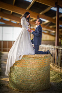 Le marié agenouillé devant la mariée sur une botte de foin Marié agenouillé devant la mariée sur une botte de foin