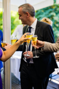 Les invités portent un toast avec des verres de champagne pendant le vin d'honneur du mariage Invités portant un toast avec des verres de champagne pendant le vin d'honneur du mariage