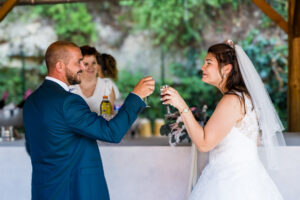 Les mariés lèvent le verre pour célébrer leur union au vin d'honneur Mariés levant leur verre pour célébrer leur union au vin d'honneur