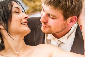 Les mariés se regardent amoureusement en souriant Mariés se regardant amoureusement en souriant