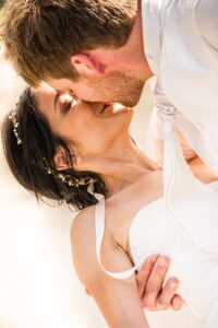 Les mariés s'embrassent passionnément Mariés échangeant un baiser passionné