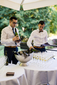 Les serveurs préparent les verres de champagne pour le vin d'honneur du mariage Serveurs préparant les verres de champagne pour le vin d'honneur du mariage