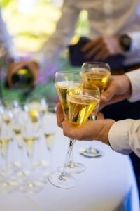 Les verres de champagne sont servis pour le vin d'honneur du mariage Verres de champagne servis pour le vin d'honneur du mariage