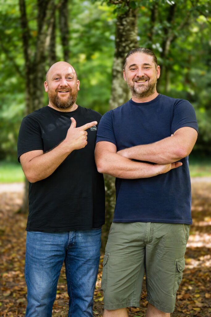 beaux-freres-se-retrouvent-dans-une-foret-pour-un-moment-de-complicite