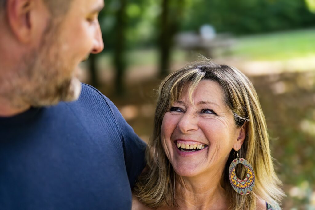 couple-souriant-se-regardant-dans-les-yeux