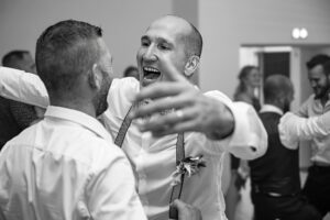 Danse d'un invité à la soirée de mariage, bras écartés Invité dansant à la soirée de mariage avec les bras écartés