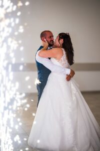 Danse des mariés avec jets d'artifices Danse des mariés avec jets d'artifices en arrière-plan