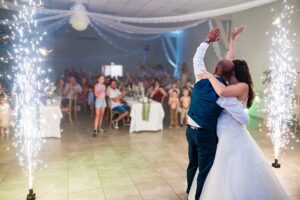 Danse des mariés sous les projections de feu en salle Danse des mariés avec projections de feu en arrière-plan