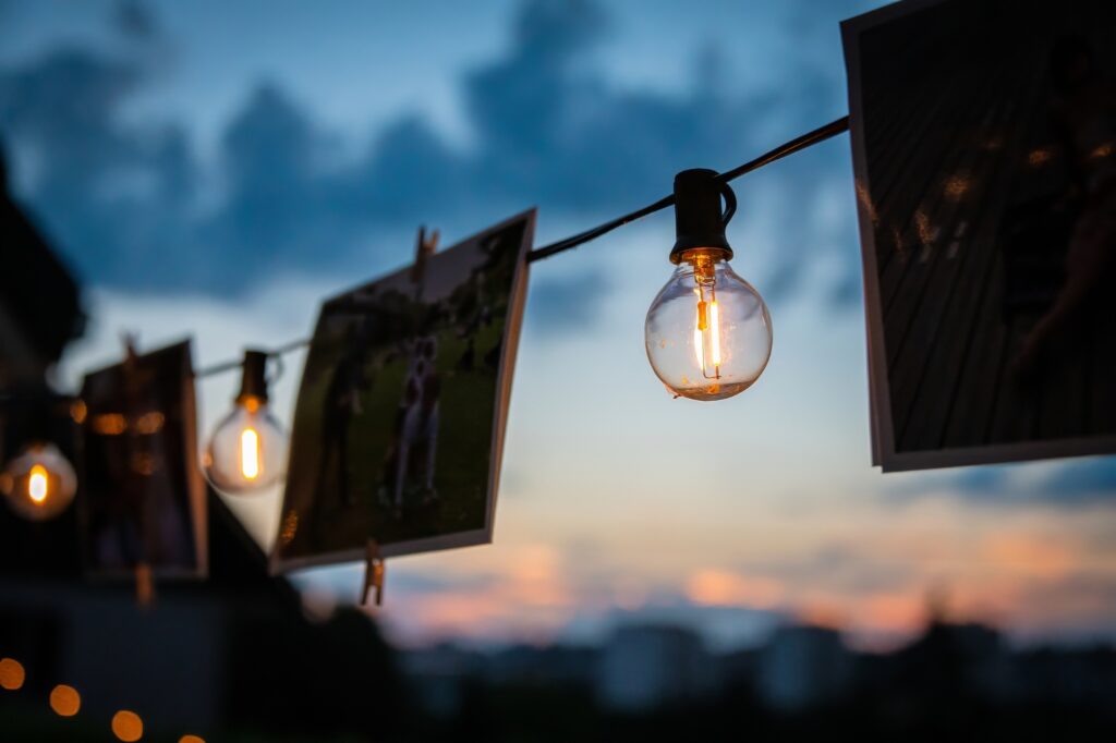 des-photos-accrochees-avec-des-lampes-illuminees-au-coucher-du-soleil