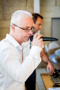DJ de mariage avec micro en main animant la soirée DJ de mariage tenant un micro et animant l'événement